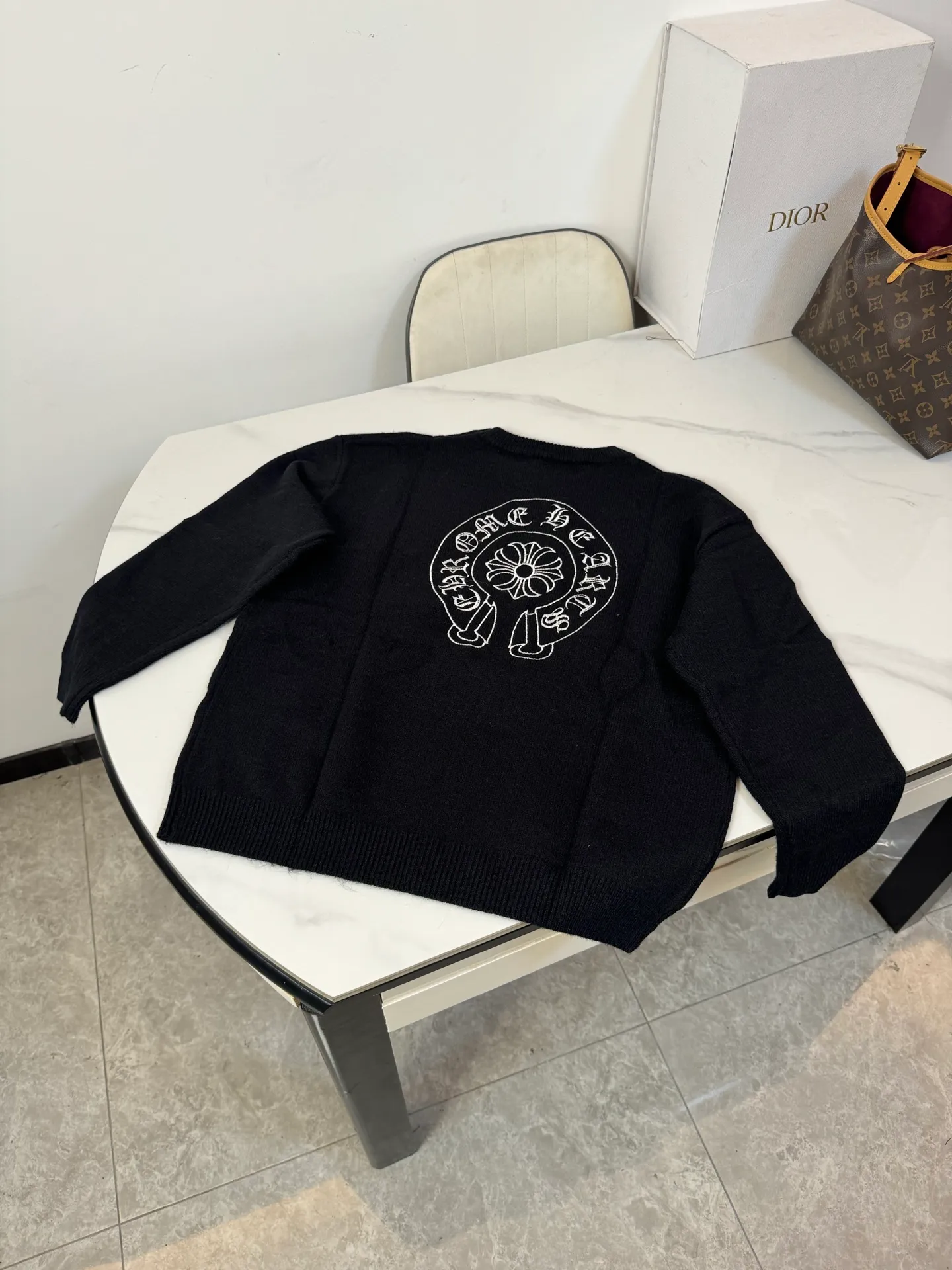 P210 model number: B24 Chrome Hearts ch Chrome Hearts horseshoe embroidered round neck pullover sweater! The most practical jacket for today's temperature difference. The sweater is soft and waxy to the touch. It has embroidery design on the front and back. This is a great inner wear in winter. It is a very practical item. It is not only anti-pilling, but also very versatile. It is recommended to buy it early. Color: Black Size: M-XL M - Shoulder width 50, length 64, bust 108 L - Shoulder width 52, length 66, bust 112 XL - Shoulder width 54 Length 68cm Bust 116cm